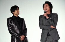 藤原竜也（右）を見つめる新田真剣佑（左）。