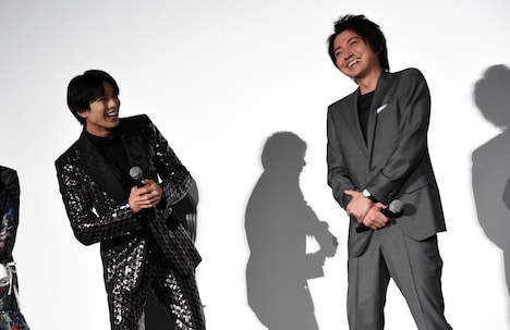 左から新田真剣佑、藤原竜也。