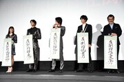 新年の抱負を発表したキャスト陣。左から関水渚、新田真剣佑、藤原竜也、福士蒼汰、吉田鋼太郎。