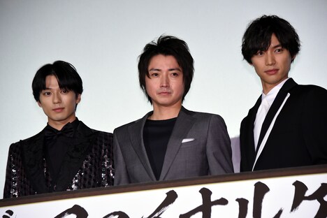 左から新田真剣佑、藤原竜也、福士蒼汰。