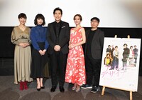 「アパレル・デザイナー」初日舞台挨拶の様子。左から生田智子、西村美柚、高嶋政伸、堀田茜、中島良。