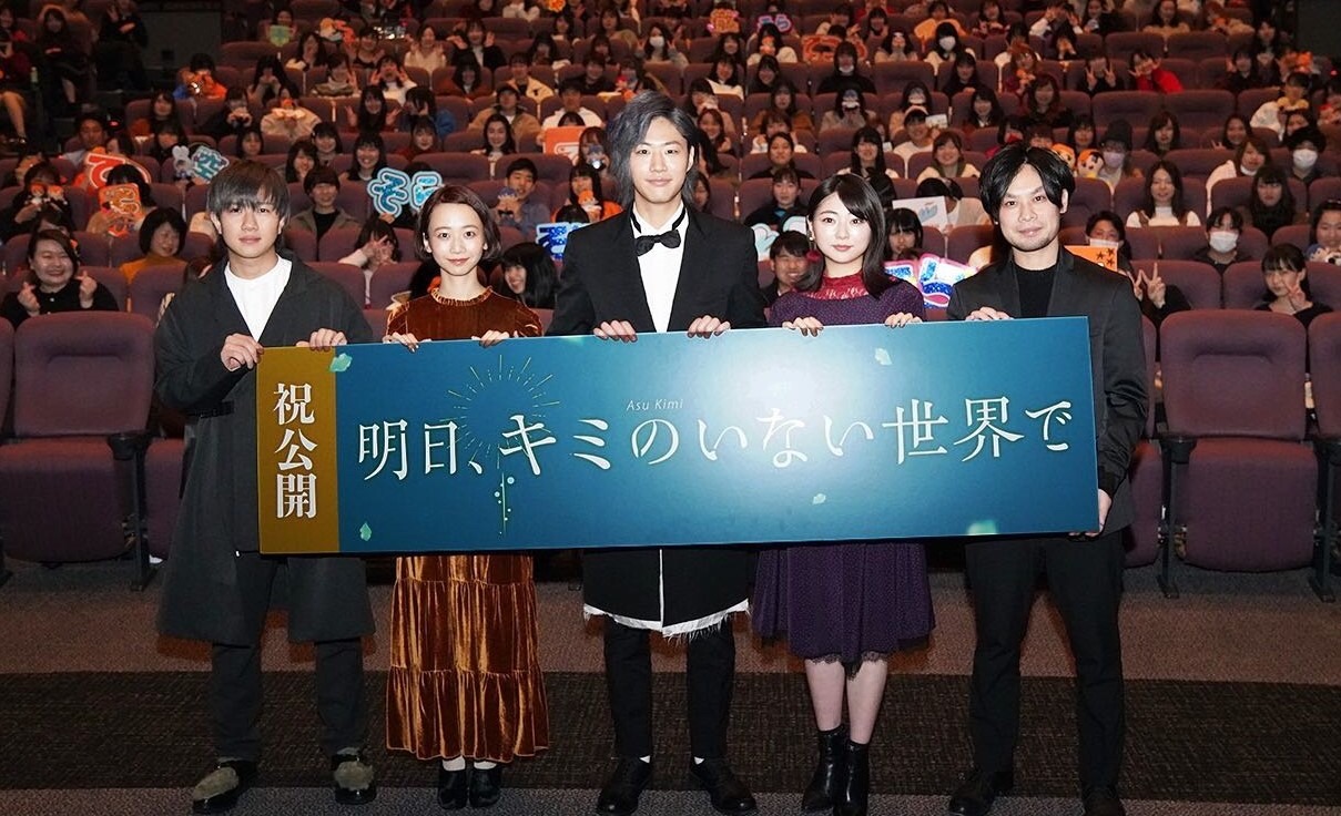 「明日、キミのいない世界で」公開記念舞台挨拶の様子。左からそらちぃ、三戸なつめ、てつや、小林万里子、HiROKi。
