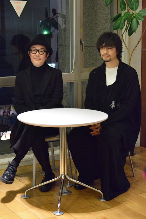 左からリリー・フランキー、斎藤工。