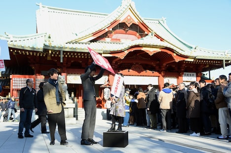 神田明神の参拝客に「聖☆おにいさん 第III紀」を宣伝する松山ケンイチ。