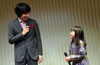 左から松山ケンイチ、稲垣来泉。