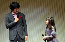 左から松山ケンイチ、稲垣来泉。