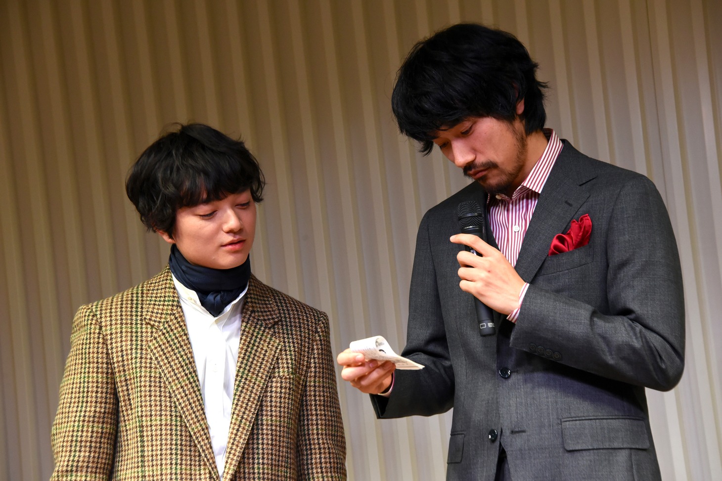 左から染谷将太、松山ケンイチ。