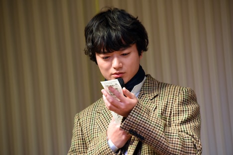 おみくじを凝視する染谷将太。