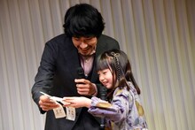 おみくじを一緒に見る松山ケンイチ（左）と稲垣来泉（右）。