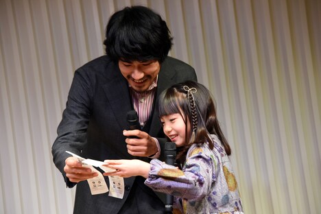 おみくじを一緒に見る松山ケンイチ（左）と稲垣来泉（右）。