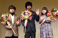 実写ドラマ「聖☆おにいさん 第III紀」完成報告記者会見の様子。左から染谷将太、松山ケンイチ、稲垣来泉。