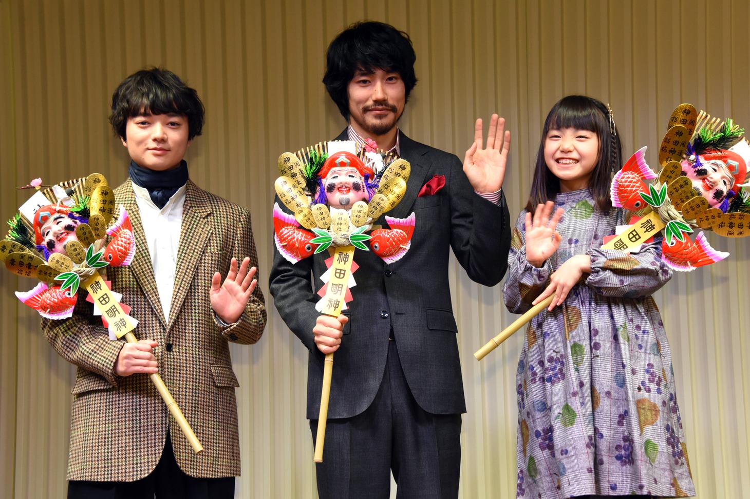 実写ドラマ「聖☆おにいさん 第III紀」完成報告記者会見の様子。左から染谷将太、松山ケンイチ、稲垣来泉。