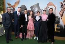 「ドクター・ドリトル」ワールドプレミアの様子。左からマイケル・シーン、ジョン・シナ、ラミ・マレック、カーメル・ラニアド、ハリー・コレット、セレーナ・ゴメス、ロバート・ダウニー・Jr.。