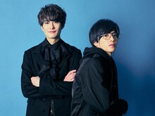 「さんかく窓の外側は夜」より、左から岡田将生演じる冷川理人、志尊淳演じる三角康介。