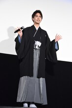 袴姿で登場した片寄涼太。