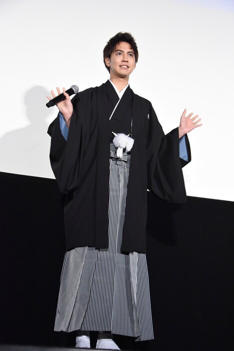 袴姿で登場した片寄涼太。