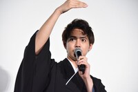 新成人の観客を探す片寄涼太。