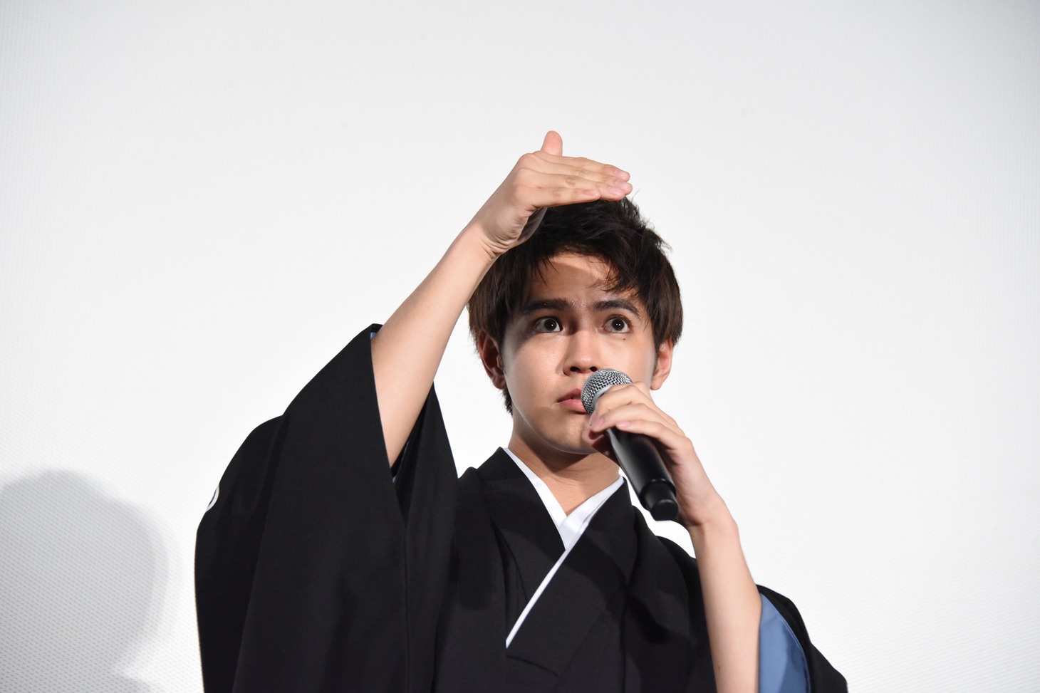新成人の観客を探す片寄涼太。