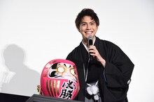 だるまの目入れの難しさを語る片寄涼太。