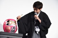 だるまに目を入れる片寄涼太。