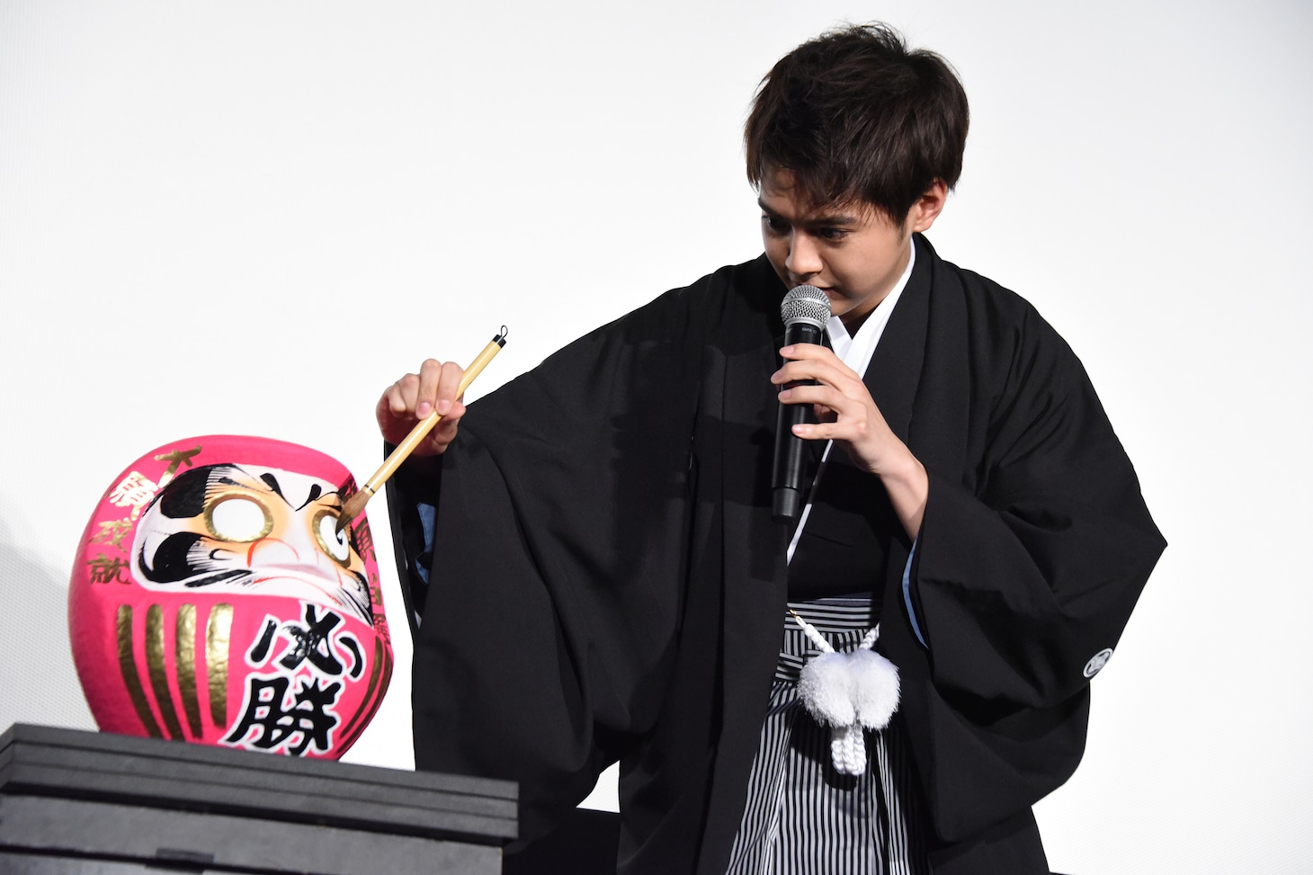 だるまに目を入れる片寄涼太。
