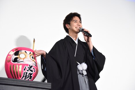 無事だるまに目を入れ、拍手を受ける片寄涼太。