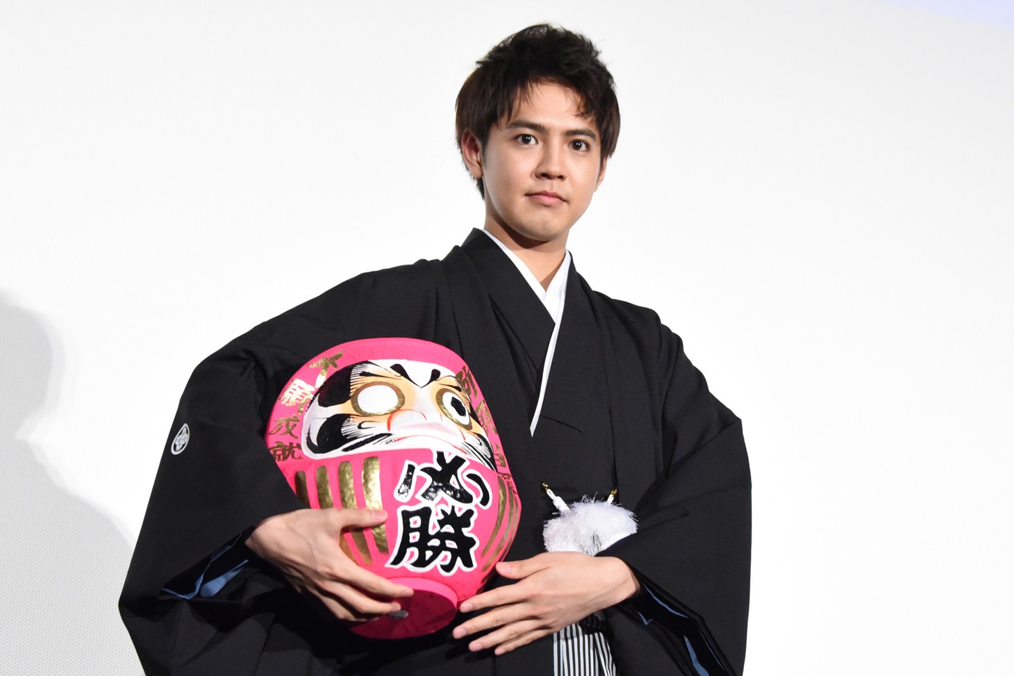 だるまを抱えた片寄涼太