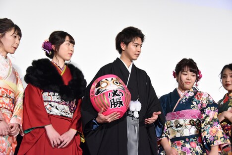 新成人1人ひとりに「おめでとうございます」と声を掛ける片寄涼太(中央)。