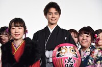 新成人と記念撮影する片寄涼太（中央）。