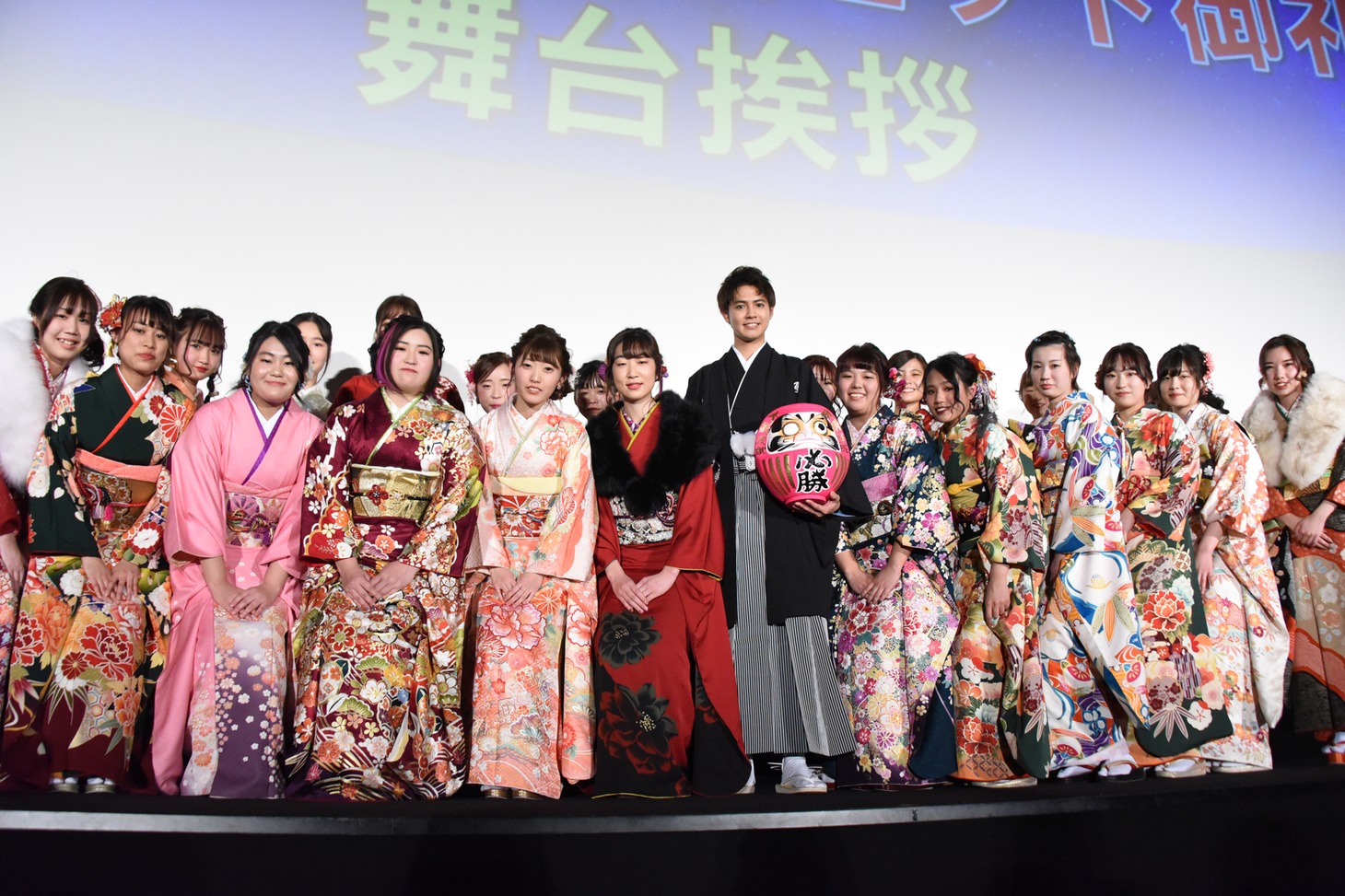 新成人と記念撮影する片寄涼太（中央）。