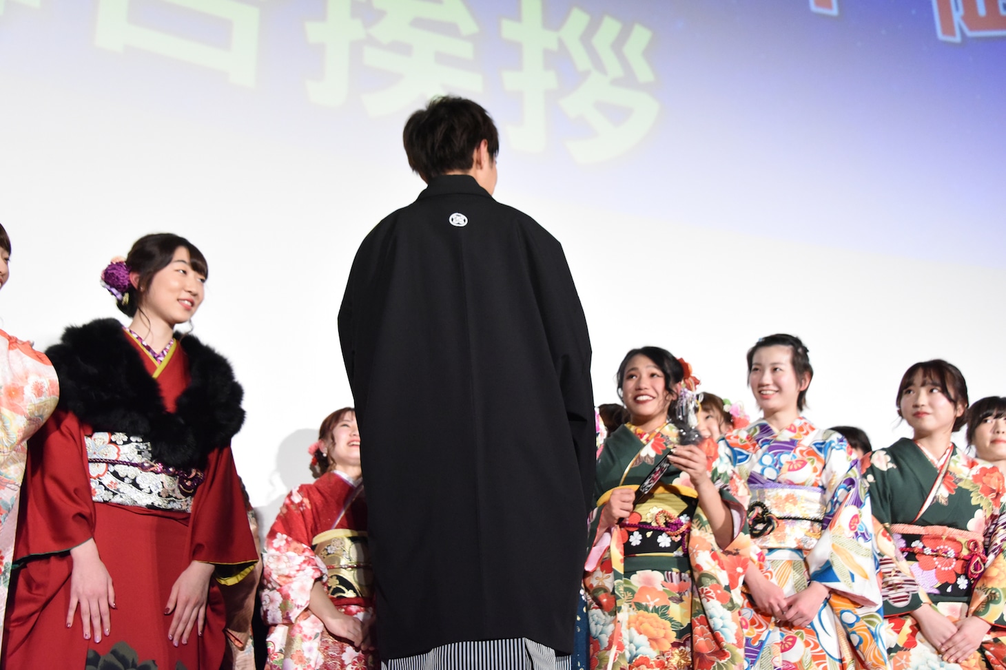 新成人1人ひとりに「おめでとうございます」と声をかける片寄涼太（中央）。