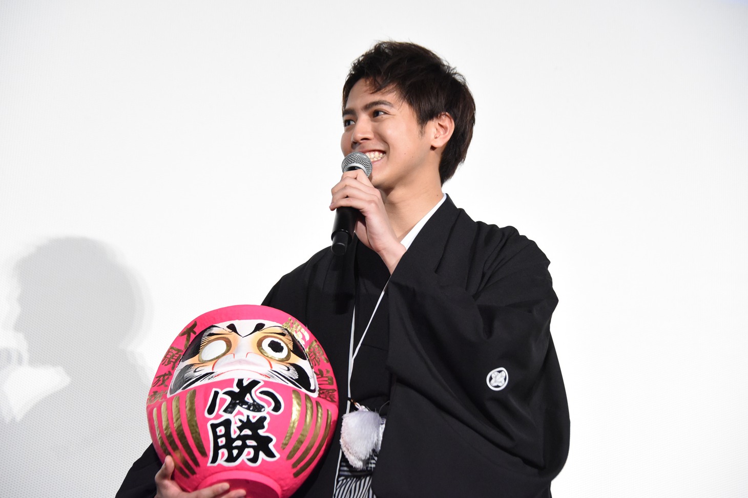 だるまを抱えた片寄涼太