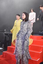 広瀬アリス（手前）