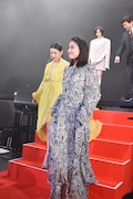 広瀬アリス(手前)
