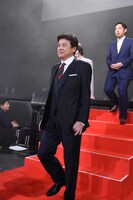 三浦友和（手前）