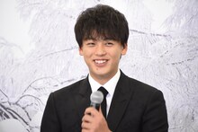 鈴木亮平に「靴下で口を拭いていたこと」を暴露され、笑う竹内涼真。