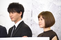 夫婦役の竹内涼真（左）、上野樹里（右）。