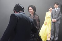 松嶋菜々子（中央）をエスコートする大沢たかお（手前）。