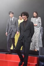 賀来賢人（手前）