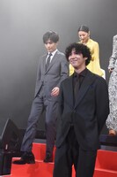 賀来賢人（手前）