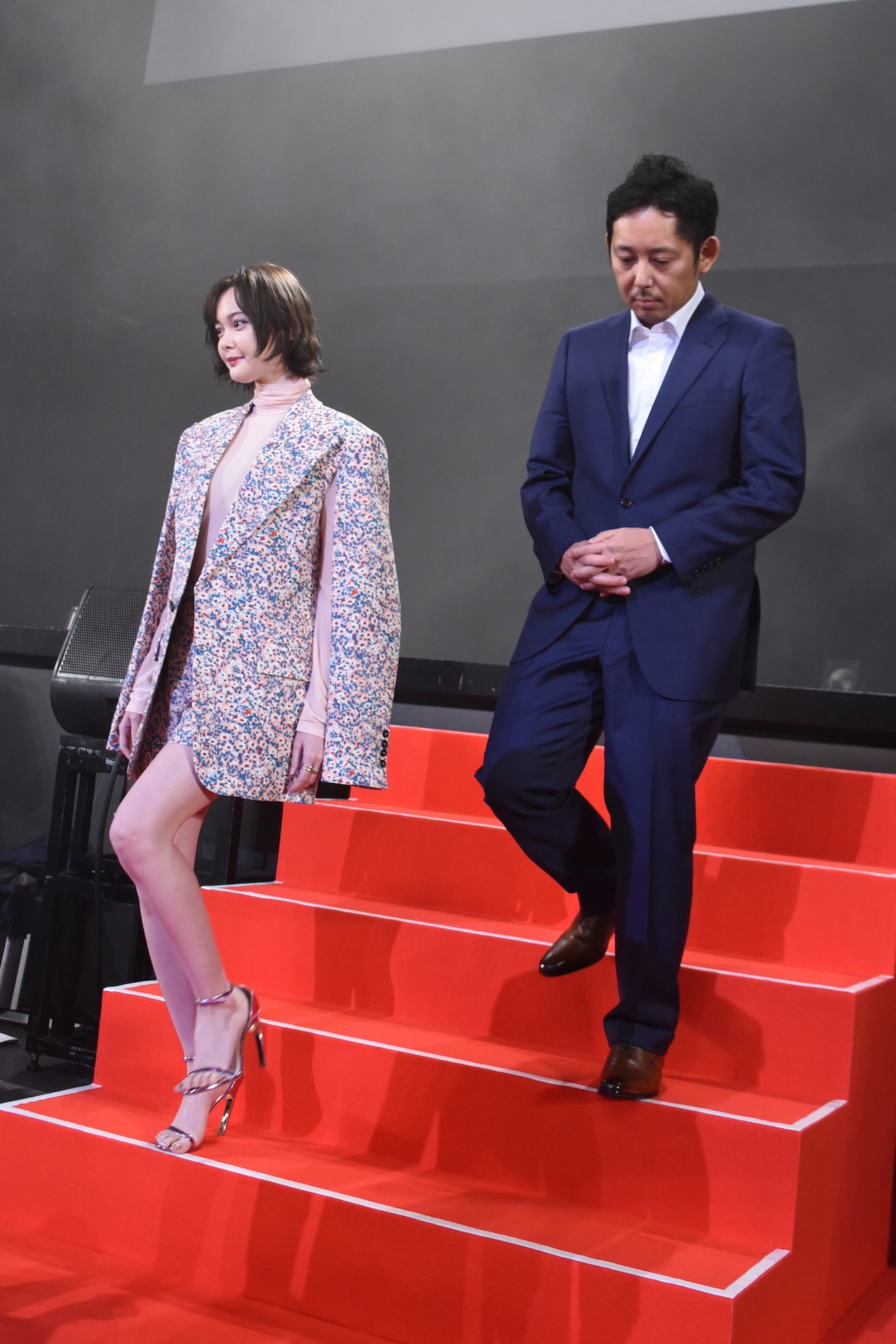 左から玉城ティナ、入江悠。