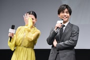 芦名星(左)の聞き間違いを笑う岩田剛典(右)。