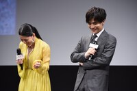 芦名星（左）の聞き間違いを笑う岩田剛典（右）。