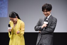 芦名星（左）の聞き間違いを笑う岩田剛典（右）。