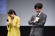 芦名星(左)の聞き間違いを笑う岩田剛典(右)。