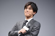芦名星の聞き間違いに、笑いをこらえる岩田剛典。