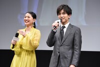 芦名星（左）のコメントを聞いて「ばっちりです」と返す岩田剛典（右）。