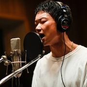 笠松将がマイクに向かう、SEEDA原案の「花と雨」新写真13枚