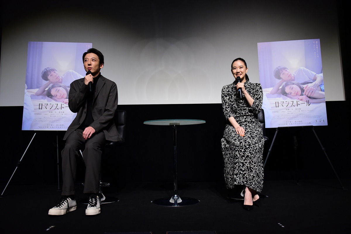 左から高橋一生、蒼井優。