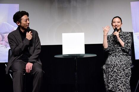 左から高橋一生、蒼井優。